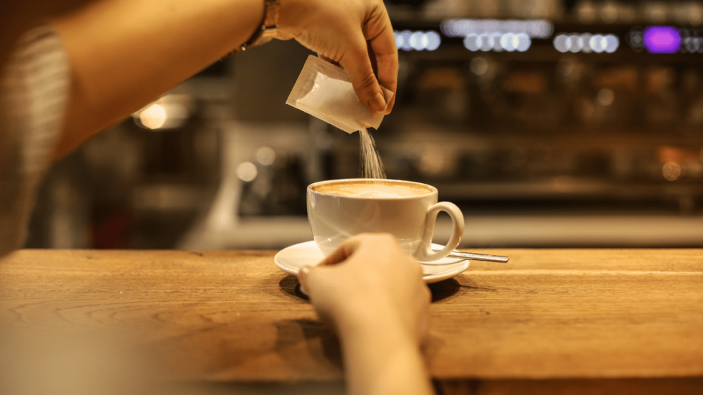コーヒーが飲めるようになる方法①コーヒーに砂糖やミルクを入れて苦味や酸味を抑える